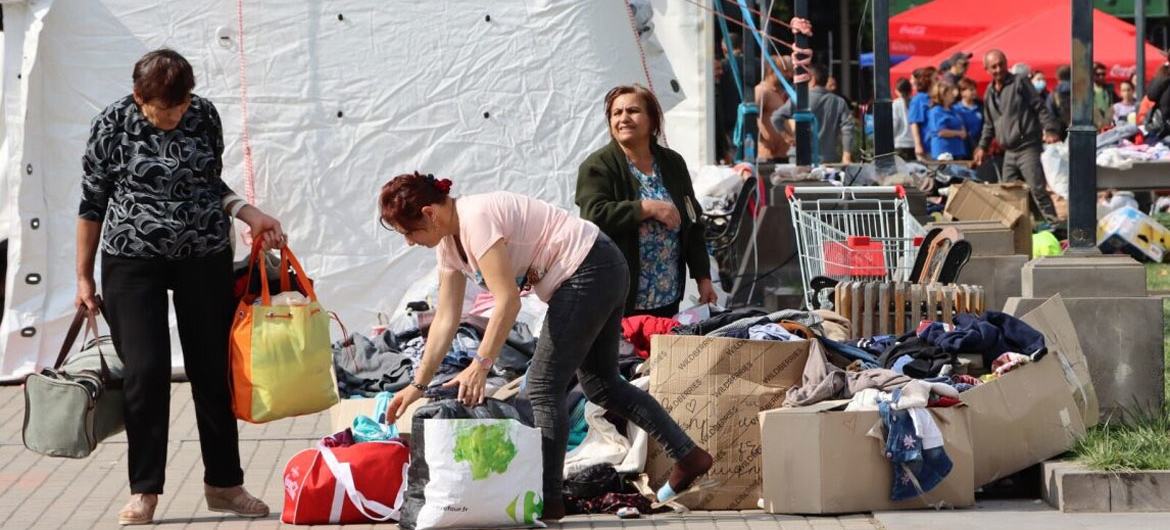 Personas que huyen de Karabaj descansan y reciben ayuda humanitaria en Goris (Armenia), cerca de la front