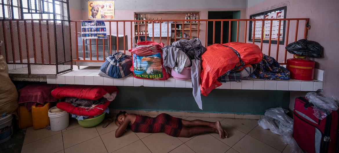 © UNOCHA/Giles Clarke A woman who was displaced by violence sleeps in a shop in Port-au-Prince. © UNOCHA/Giles Clarke A woman who was displaced by violence sleeps in a shop in Port-au-Prince.