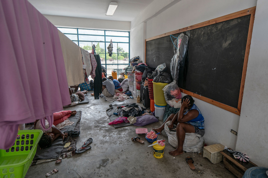 Des personnes déplacées dorment sur des tapis à l'intérieur de l'ancienne Lycée Marie Jeanne pour filles à Port-au-Prince, en Haïti, au milieu de la violence et de l'activité des gangs.