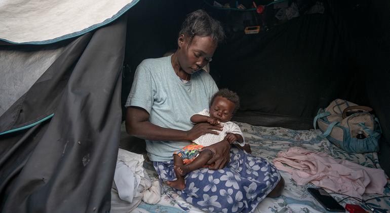 En Haïti, de nombreuses personnes déplacées par la violence, comme cette mère et son bébé, ont du mal à trouver de quoi manger.