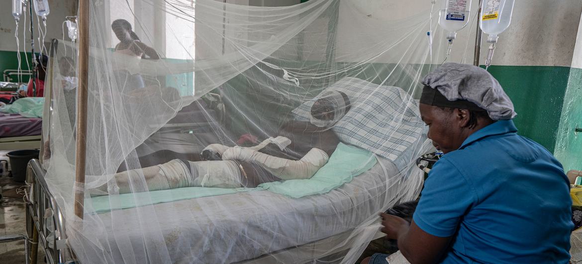 Mtu hutendewa kuchomwa moto hospitalini baada ya genge la kushambulia na kusababisha moto katika kituo cha gesi ambapo alifanya kazi. Mtu hutendewa kuchomwa moto hospitalini baada ya genge la kushambulia na kusababisha moto katika kituo cha gesi ambapo alifanya kazi.