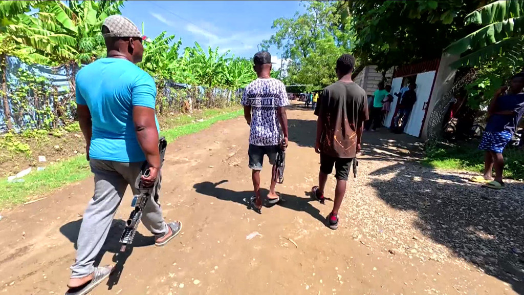 Des membres d'un gang armé déambulent dans un quartier de Port-au-Prince Des membres d'un gang armé déambulent dans un quartier de Port-au-Prince