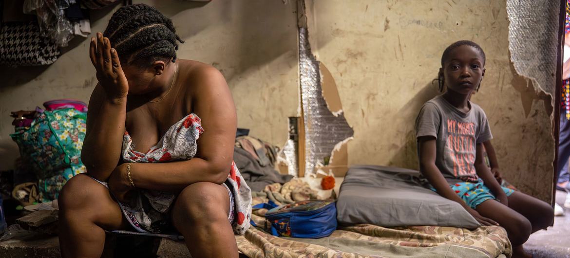 Una madre y su hijo encuentran refugio en un edificio municipal en Puerto Príncipe tras huir de la violencia. Una madre y su hijo encuentran refugio en un edificio municipal en Puerto Príncipe tras huir de la violencia.