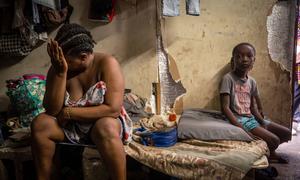 Una madre y su hijo encuentran refugio en un edificio municipal en Puerto Príncipe tras huir de la violencia.