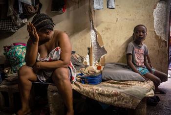 Una madre y su hijo encuentran refugio en un edificio municipal en Puerto Príncipe tras huir de la violencia. Una madre y su hijo encuentran refugio en un edificio municipal en Puerto Príncipe tras huir de la violencia.