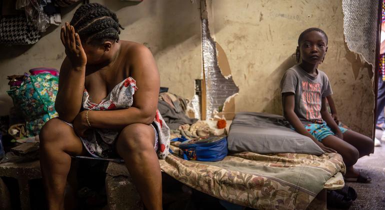Une mère et son enfant ont fui la violence de gangs à Port-au-Prince et ont trouvé refuge dans un bâtiment municipal de la capitale haïtienne.