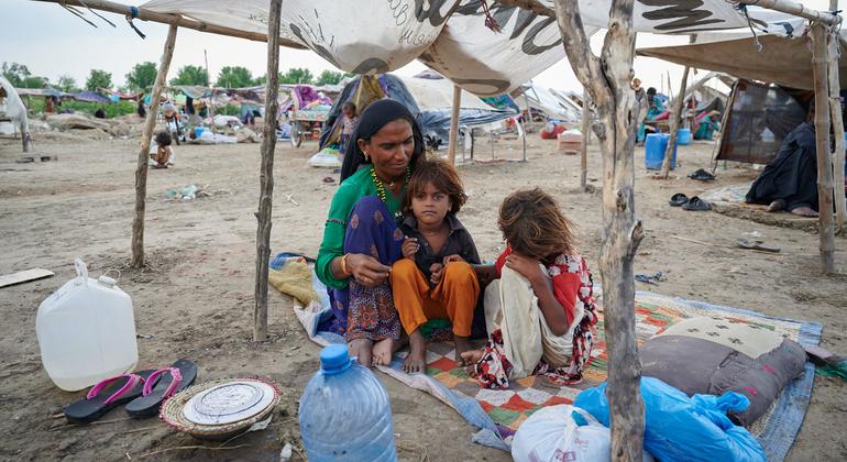 Une famille est assise sous un abri de fortune dans la province du Sindh au Pakistan, après que sa maison a été endommagée par des inondations dévastatrices.