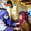 تتلقى العائلات المتضررة من الفيضانات في باكستان خدمات طبية في عيادة صحية متنقلة، ساعدت اليونيسف في إنشائها، إقليم بلوشستان في باكستان.