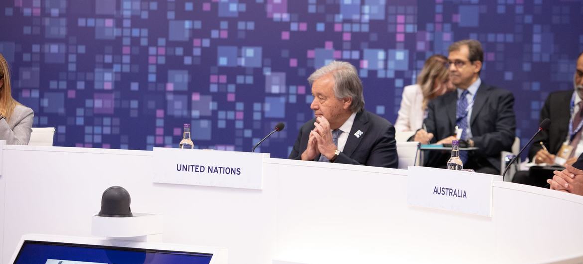 Secretário-Geral das Nações Unidas, António Guterres, participa de uma cúpula sobre segurança da IA realizada em Londres, Reino Unido.