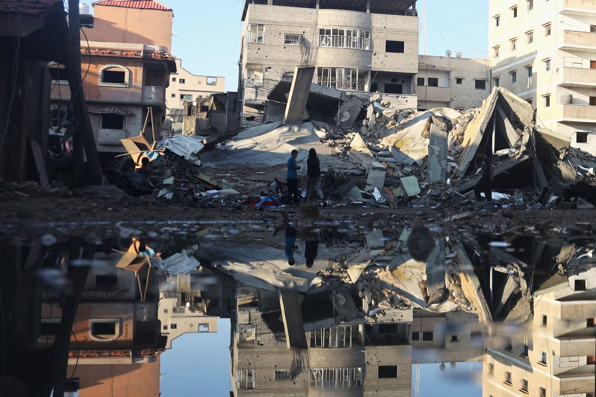 أضرار واسعة النطاق ناجمة عن غارات جوية على مدينة رفح جنوب قطاع غزة.