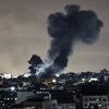 空袭下的加沙夜晚。