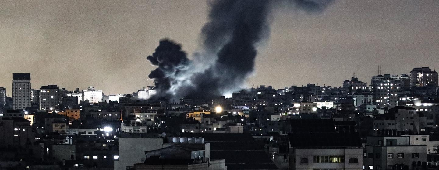 空袭下的加沙夜晚。