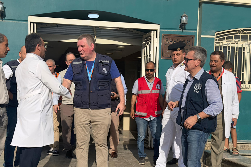 Le Dr Mike Ryan de l'OMS, Directeur exécutif du Programme d'urgence sanitaire (à gauche) et le Dr Rick Brennan, Directeur régional des urgences de l'UNICEF, visitent des établissements de santé à Al-Arish, en Égypte.