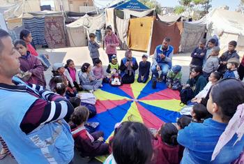 ग़ाज़ा में बच्चों को, UNRWA के सदस्यों से सहायता उपलब्ध कराई जाती है.