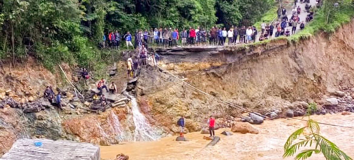 De fortes pluies ont emporté des villages et isolé des régions reculées à Aceh, en Indonésie.