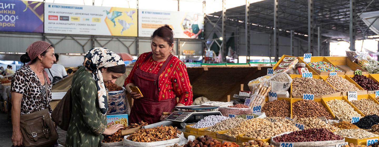 Les femmes kirghizes achètent des fruits secs et des noix au bazar d'Och à Bichkek.