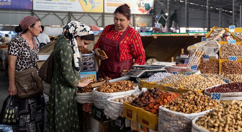 Os preços no Bazar de Osh em Bishkek, na República do Quirguistão, estão subindo devido à inflação.
