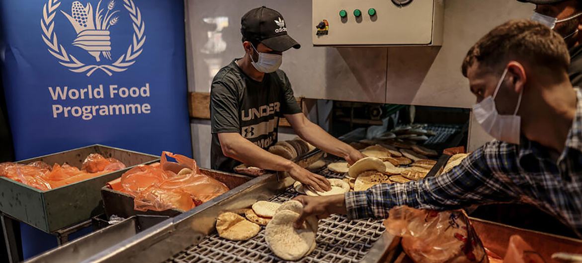 Staff prepare bags of pita bread at a WFP-supported bakery in Gaza City. (file)