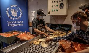 ARCHIVO. El personal prepara bolsas de pan de pita en una panadería apoyada por el PMA en la ciudad de Gaza 
