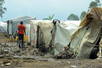Mwanamume akibeba maji katika kambi ya watu waliokimbia makazi yao huko Goma, mashariki mwa Jamhuri ya Kidemokrasia ya Kongo.