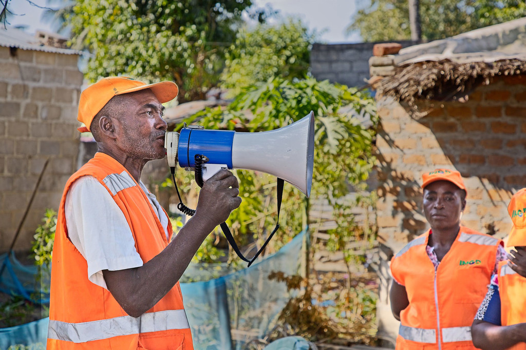A local disaster risk reduction committee member communicates early warning messages to residents of a village on the banks of the Licungo River in Zambezia Province, Mozambique.