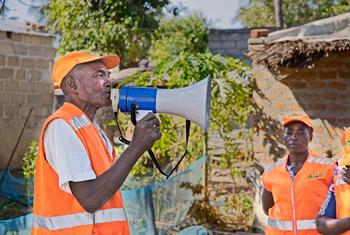 Un membre du comité local de réduction des risques de catastrophe communique des messages d’alerte précoce aux habitants d’un village, sur les rives de la rivière Licungo dans la province de Zambézie, au Mozambique. Un membre du comité local de réduction des risques de catastrophe communique des messages d’alerte précoce aux habitants d’un village, sur les rives de la rivière Licungo dans la province de Zambézie, au Mozambique.