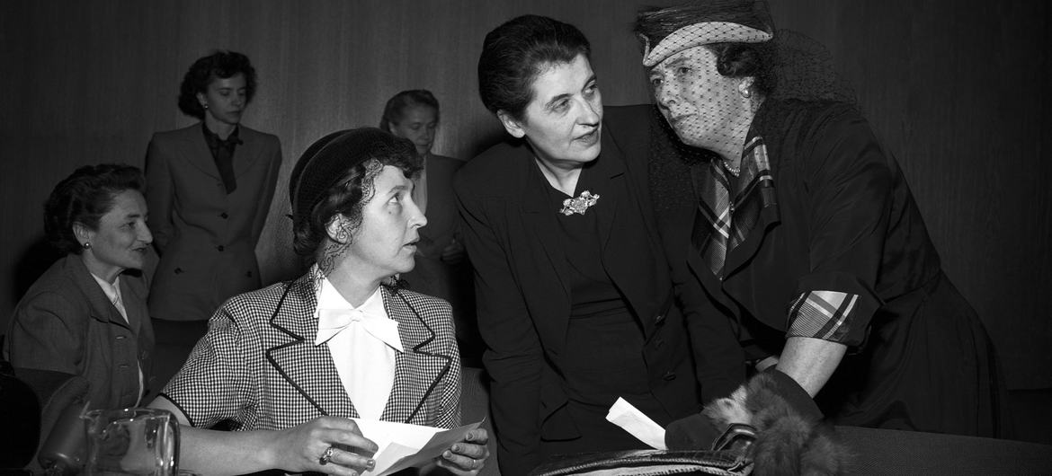 Representantes se reúnem na quarta sessão da Comissão sobre a Estatuto da Mulher em 1950