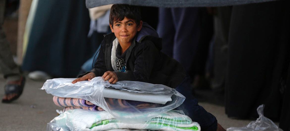 Un enfant dans un abri de l'UNRWA à Deir al-Balah, à Gaza.