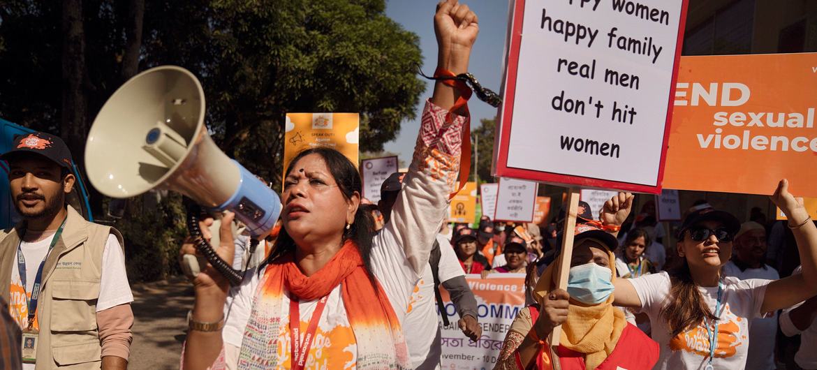 Mulheres em Cox's Bazar, Bangladesh, protestam contra a violência baseada em gênero (arquivo)