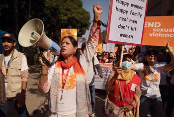 نساء في كوكس بازار، بنغلاديش، يحتججن ضد العنف القائم على النوع الاجتماعي.