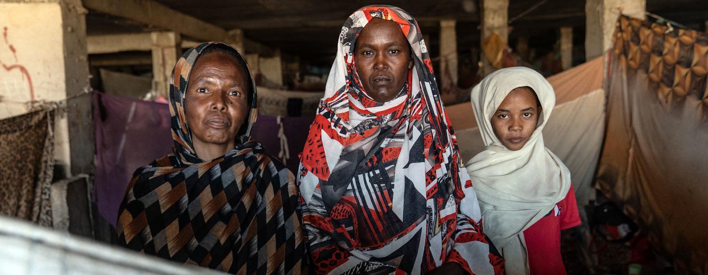 Des familles s'abritent dans une ancienne gare routière devenue un site de déplacement à Gedaref, au Soudan.