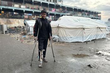 Un joven con discapacidad en un refugio temporal en Gaza.