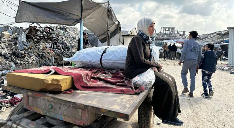 Una mujer espera en Gaza para volver a casa.