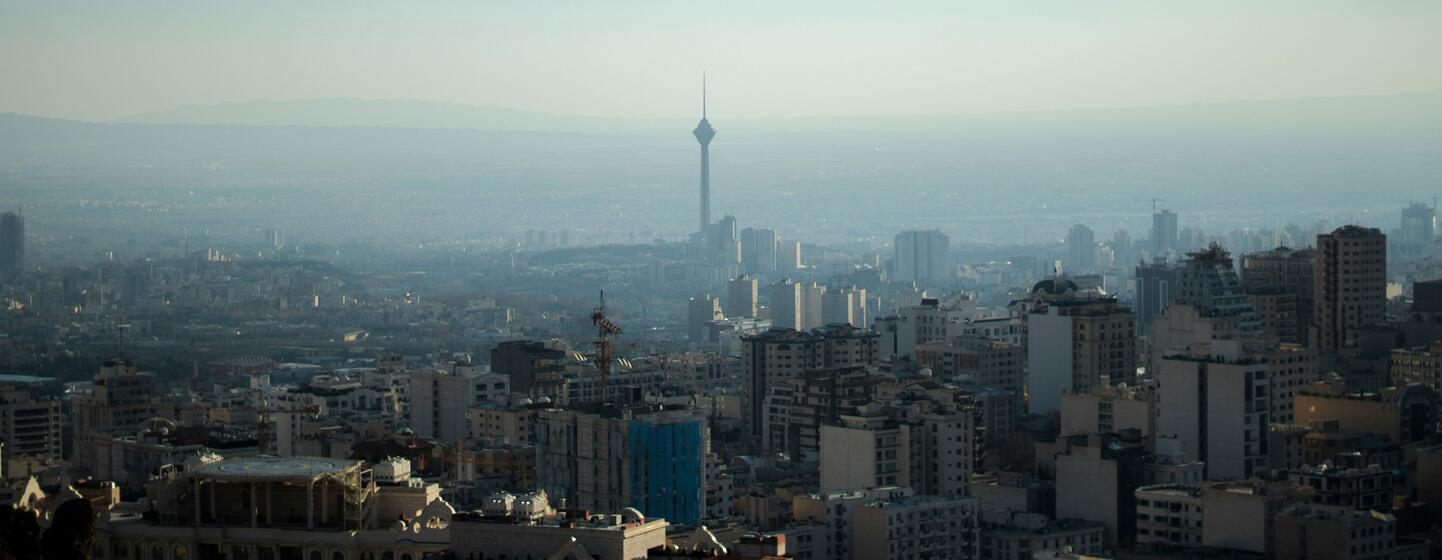 Une vue panoramique brumeuse du paysage urbain de Téhéran, en Iran, avec la tour Milad au loin.