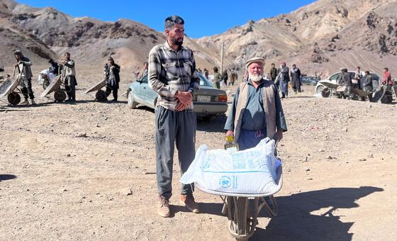 许多最近从伊朗返回阿富汗的阿富汗人，如今依靠联合国分发的食物维持生计。
