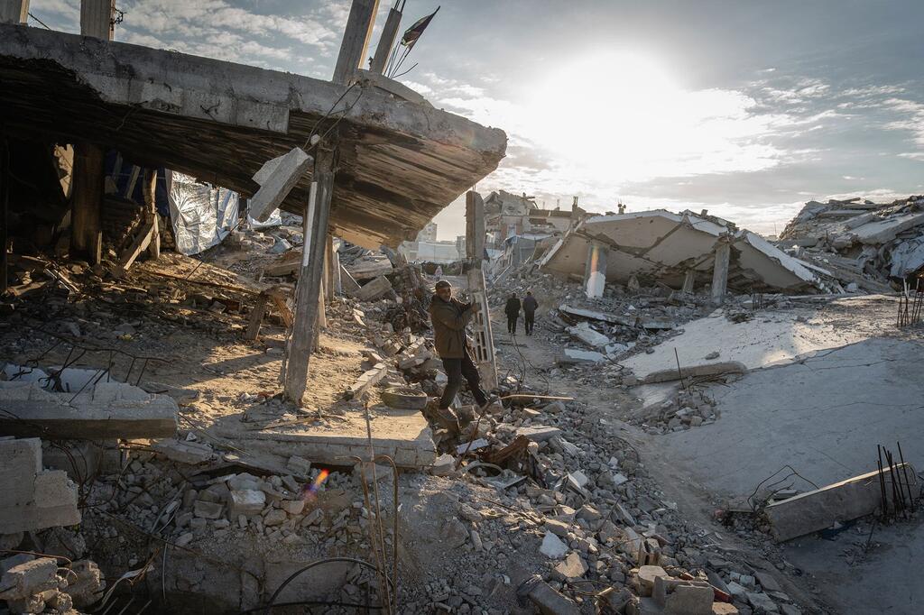 La familia, desplazada por la guerra y las operaciones terrestres/aéreas, ahora vive en una tienda de campaña sobre los escombros y depende de la asistencia del PMA para sobrevivir.