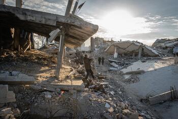 رجل يتأرجح من قطعة حطام معلقة في أنقاض منزل جاره السابق في الزرقاء، مدينة غزة. العائلة، التي نزحت بسبب الحرب والعمليات البرية / الجوية، تعيش الآن في خيمة على الأنقاض وتعتمد على مساعدة برنامج الأغذية العالمي للبقاء على قيد الحياة.