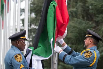 Guardias de la ONU izan la bandera palestina en la sede de la ONU en GInebra