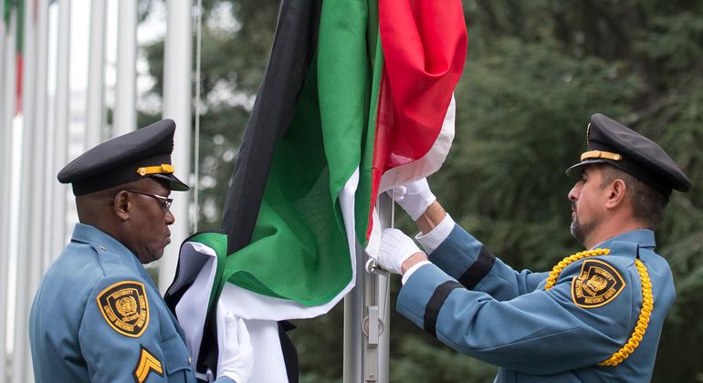 观察员国巴勒斯坦国国旗在联合国日内瓦办事处冉冉升起。