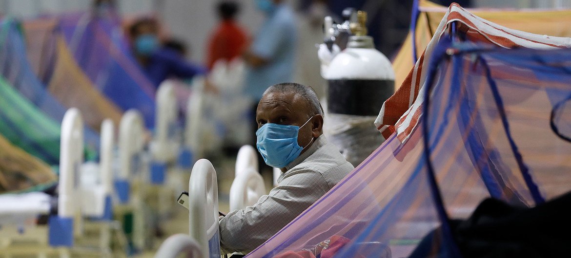 Les patients reçoivent un traitement dans le centre de soins COVID-19 du Commonwealth Games Village (CWG) à New Delhi, en Inde.