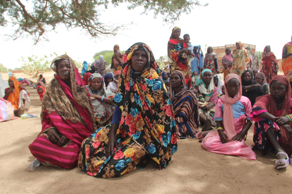 Wanita dan anak-anak beristirahat setelah menyeberang ke Koufroun, sebuah desa Chad yang terletak di perbatasan Chad-Sudan.