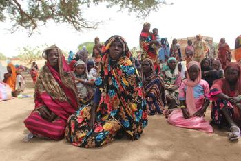 Des réfugiés fuyant le conflit au Soudan se reposent dans le village de Koufroun, dans le Tchad voisin. 