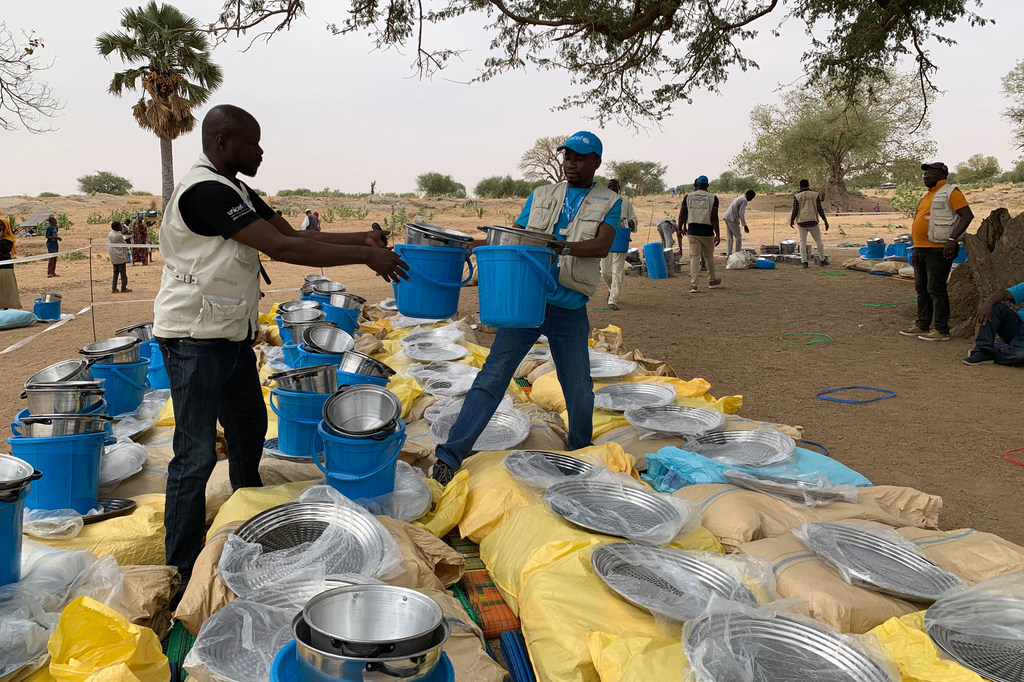 Los artículos no alimentarios se distribuyen en Koufroun, un pueblo chadiano situado en la frontera entre Chad y Sudán.