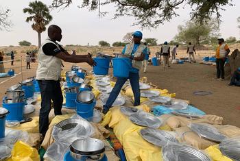 توزيع المساعدات في قرية كفرون على الحدود التشادية السودانية، لدعم السودانيين الفارين من القتال.