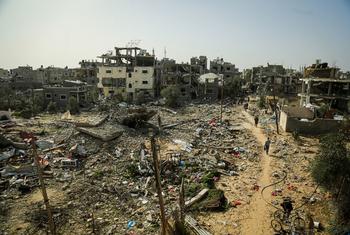 En juin 2024, après huit mois de bombardements israéliens, une grande partie de la bande de Gaza est en ruines.