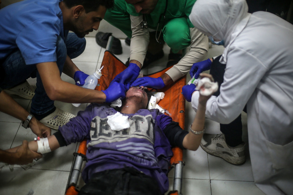 Un enfant blessé par les bombardements israéliens est soigné à l'hôpital Nasser, dans le sud de la bande de Gaza.