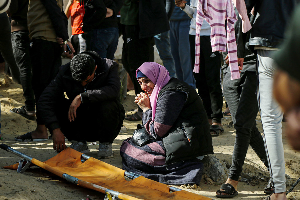 Des Palestiniens de Khan Younis enterrent leurs morts dans des tombes de fortune.