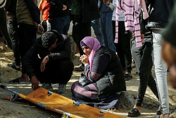 Os palestinos em Khan Younis enterram seus mortos em sepulturas improvisadas.