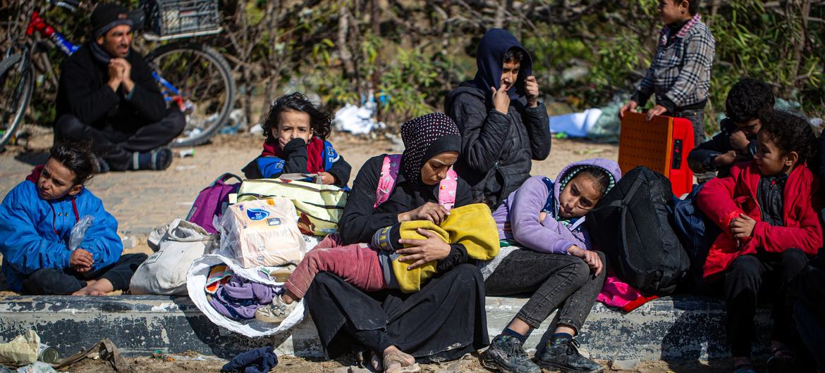 Familias palestinas desplazadas de Jan Yunis esperan al borde de la carretera a sus maridos y padres detenidos. 