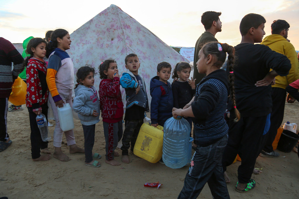 Des enfants font la queue pour récupérer de l'eau à Rafah, dans le sud de la bande de Gaza (photo d'archives).